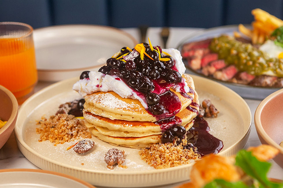 Blueberry crumble pancakes with compote and cream
